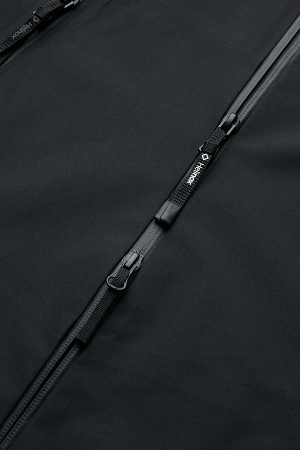 3L 하드쉘 재킷은 아웃도어 활동, 하이킹, 등산에 적합한 남녀 공용 방수/방풍 재킷입니다. 미니멀하고 스포티한 스타일의 블랙 색상 무지 디자인으로, 겨울철 두꺼운 두께감으로 보온성을 높였습니다. 3레이어 구조, 내수압 20,000mm, 투습 기능, 에어쉴드 후드, 사이드 벤틸레이션을 갖춰 쾌적한 착용감을 제공합니다. YKK 방수 지퍼와 이중 포켓으로 실용성을 더했으며, 레귤러 핏과 긴 소매 기장으로 활동성을 높였습니다. 등산룩, 캠핑룩 등 다양한 TPO에 활용 가능합니다.
