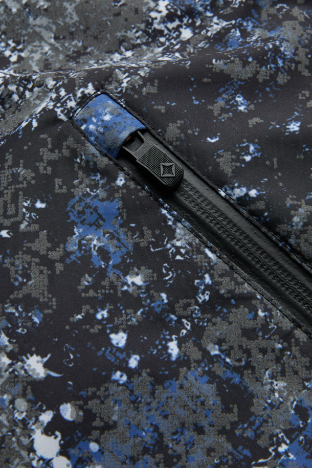 리플렉티브 2.5L 듀얼판초는 하이킹, 캠핑, 트레킹, 백패킹 등 다양한 아웃도어 활동에 적합한 판초입니다. 블루, 네이비 두 가지 색상으로 제공되며, 봄, 여름, 가을 계절에 착용하기 좋습니다. 얇고 가벼운 2.5L 멤브레인 소재에, 방수, 투습, 발수 기능을 갖춰 쾌적한 착용감을 제공합니다. 롱 기장에 오버핏 또는 루즈핏으로 편안하게 착용 가능하며, 지퍼형과 스냅 여밈 방식으로 편리합니다. 반사 기능을 갖춘 리플렉티브 디자인으로 야간 활동 시 안전성을 높였으며, 타프 형태로 변형하여 활용할 수도 있습니다.
