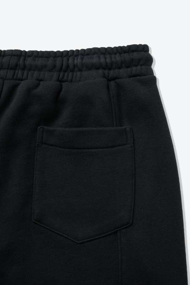 **스웨트 커브드 팬츠**는 미니멀하고 스포티한 스타일을 연출하는 데 적합한 남녀 공용 스웨트 팬츠입니다. 블랙 컬러의 무지 디자인으로 어떤 상의에도 쉽게 매치할 수 있으며, 두꺼운 면 소재로 제작되어 부드러운 촉감을 선사합니다. 허리 및 밑단 스트링, 절개 디테일, 이클립스 형상화 디자인이 돋보이며, 커브드 핏과 조거핏으로 편안하면서도 세련된 핏을 제공합니다. 집콕룩, 산책룩, 여행룩 등 다양한 TPO에 활용 가능하며, 봄, 가을 시즌에 활용하기 좋습니다.
