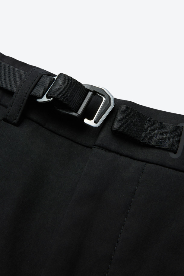 간절기부터 초여름까지 활용하기 좋은 코튼 혼방 루즈 핏 캠프 카고 팬츠입니다. 블랙 컬러에 면, 폴리에스테르, 나일론 혼방 소재로 제작되어 부드러운 촉감을 선사합니다. 넉넉한 루즈 핏으로 편안함을 강조했으며, 디본딩 처리된 소재와 카고 포켓 디테일이 돋보입니다. 퀵 릴리즈 허리 인서트 벨트와 사이즈 조절 기능으로 활동성을 높였으며, 여행룩, 캠핑룩, 등산룩 등 다양한 TPO에 캐주얼, 워크웨어, 고프코어 스타일로 연출하기 좋습니다.
