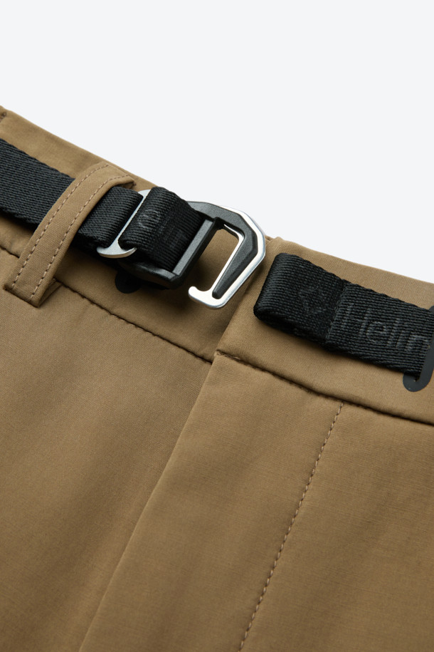 부드러운 촉감이 돋보이는 코튼 혼방 루즈 핏 캠프 카고 팬츠입니다. 간절기에 적합하며, 캐주얼, 미니멀, 워크웨어 스타일을 모두 아우르는 디자인입니다. 브라운 컬러의 무지 디자인으로, 여행룩이나 캠핑룩에 활용하기 좋습니다. 디본딩 소재와 카고 포켓 디테일이 특징이며, 퀵 릴리즈 허리 인서트 벨트와 사이즈 조절 기능으로 편안한 착용감을 선사합니다. 면, 폴리에스터, 나일론 혼방 소재로 제작되어 튼튼하며, 루즈 핏으로 편안하게 활동할 수 있습니다.
