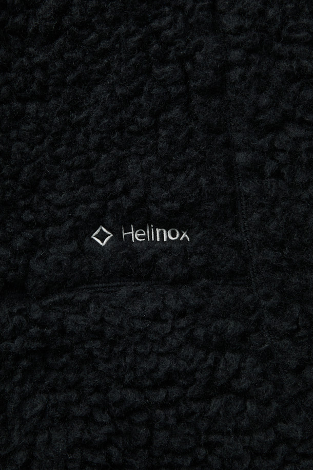 이탈리아 프리미엄 원단과 울 35% 혼방으로 제작되어 부드러운 촉감과 뛰어난 보온성을 자랑하는 울 플리스 팬츠입니다. 일상, 아웃도어 활동은 물론, 출근룩과 캠핑룩에도 잘 어울리는 캐주얼, 미니멀, 클래식 스타일의 제품입니다. 두꺼운 두께감으로 가을, 겨울 시즌에 따뜻하게 착용할 수 있으며, 땀 냄새 억제 및 습도 조절 기능으로 쾌적함을 유지합니다. 이클립스 로고 모티브의 절개 라인이 돋보이는 세미-테크니컬 디자인으로, 밴딩 처리되어 편안한 착용감을 제공합니다. 블랙 컬러의 무지 디자인으로 어떤 상의와도 쉽게 매치하여 다양한 스타일을 연출할 수 있습니다.
