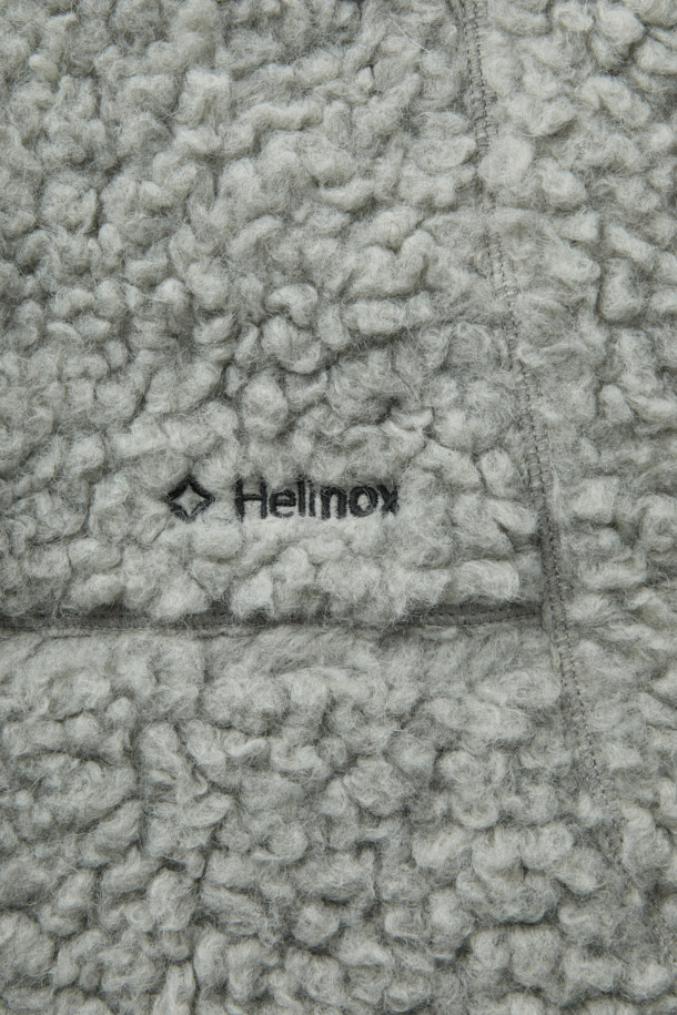 이탈리아 프리미엄 원단으로 제작된 울 플리스 팬츠입니다. 울 35% 함유로 부드러운 촉감과 따뜻함을 선사하며, 가을과 겨울철 일상 및 아웃도어 활동에 적합합니다. 루즈핏 디자인으로 편안한 착용감을 제공하며, 이클립스 형상화 절개 라인으로 스포티하면서도 캐주얼한 스타일을 연출합니다. 땀 냄새 억제 기능과 습도 조절 기능은 쾌적함을 유지해주며, 밴딩 처리로 활동성을 높였습니다. 출근룩부터 캠핑룩까지, 다채로운 스타일을 소화하는 울 플리스 팬츠를 만나보세요.
