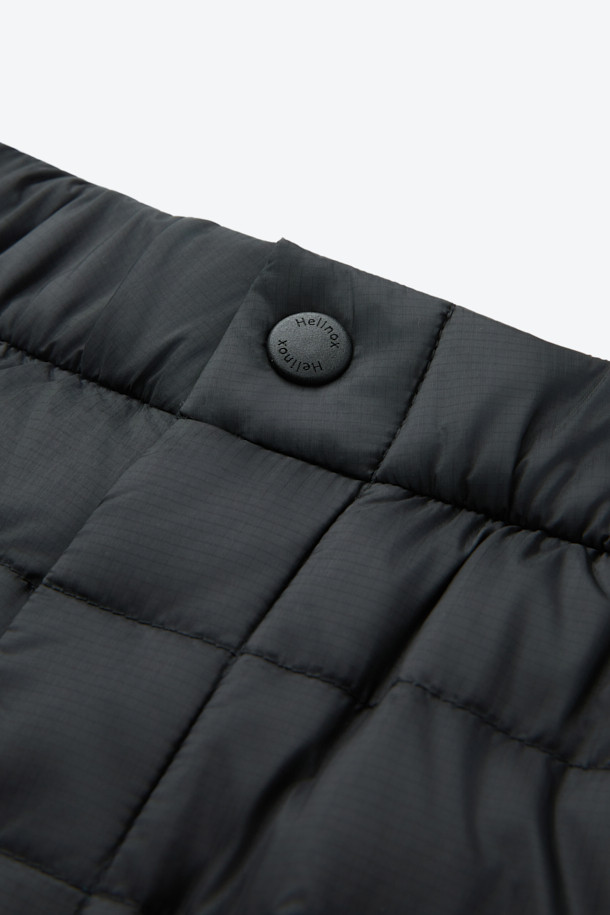 겨울철 야외 활동과 일상에서 활용하기 좋은 디테처블 구스 다운팬츠입니다. 800 필파워 유러피안 구스다운 안감과 10데니어 립스탑 나일론 겉감으로 뛰어난 보온성과 가벼운 착용감을 제공합니다. 레귤러핏으로 제작되어 편안한 활동성을 보장하며, 발수 기능으로 눈이나 가벼운 비에도 끄떡없습니다. 디테처블 디자인으로 상황에 따라 하프 팬츠 또는 긴 바지로 연출 가능하며, 포터블백이 함께 제공되어 휴대와 보관이 용이합니다. 스포티, 캐주얼, 고프코어 스타일을 모두 소화하며 캠핑, 여행, 등산 등 다양한 TPO에 적합합니다.
