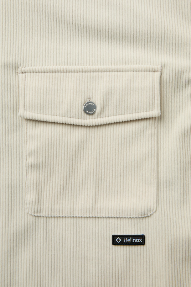 따뜻하고 포근한 겨울을 위한 코듀로이 셔츠입니다. 베이지와 아이보리 두 가지 색상으로 출시되어 어떤 스타일에도 매치하기 용이합니다. 두꺼운 두께감의 코듀로이와 폴리에스테르 혼방 소재로 제작되어 보온성과 통기성을 동시에 갖췄으며, 안감은 OCTA 소재를 사용하여 쾌적한 착용감을 제공합니다. 루즈핏으로 편안한 착용감을 선사하며, 캠핑룩, 클래식, 미니멀, 캐주얼 등 다양한 스타일 연출에 활용할 수 있습니다. 아웃포켓 디테일과 빠른 건조 기능은 실용성을 더합니다.
