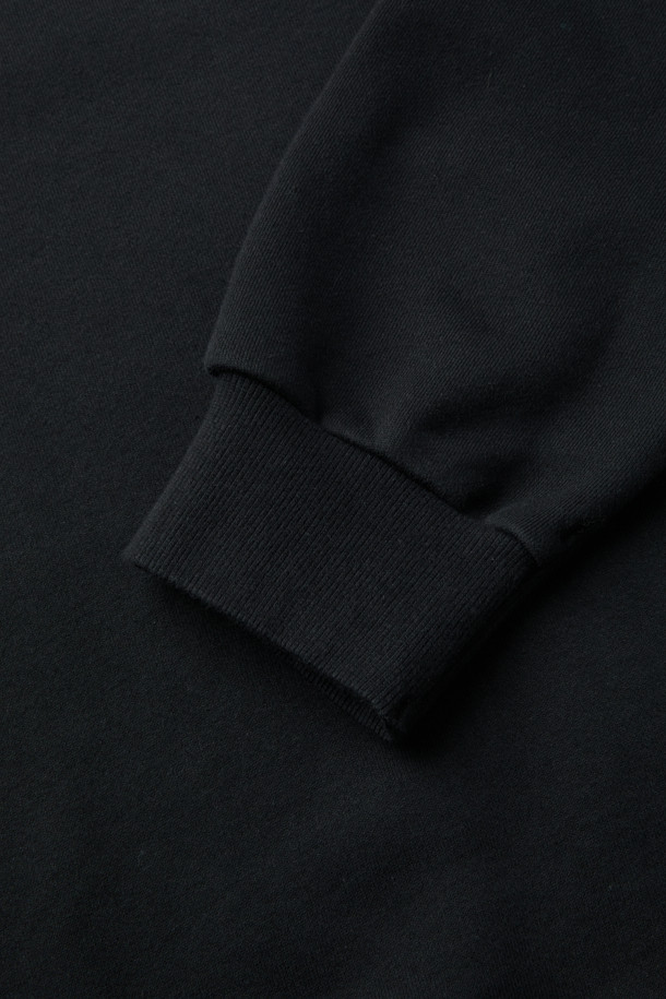 이클립스 로고 디자인이 돋보이는 블랙 컬러의 남녀 공용 스웨트 맨투맨입니다. 두꺼운 면 소재로 제작되어 보온성이 뛰어나 봄, 가을, 겨울 사계절 내내 활용 가능합니다. 레귤러 핏에 긴 소매, 라운드넥 디자인으로 캐주얼, 스포티, 미니멀 스타일을 모두 소화할 수 있습니다. 일상복뿐만 아니라 캠핑룩으로도 적합하며, 절개 디테일이 밋밋함을 덜어줍니다.
