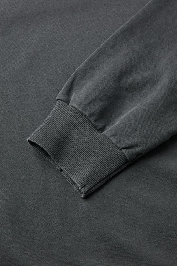 이클립스 로고 스웨트 맨투맨은 캐주얼, 미니멀, 클래식 스타일을 아우르는 공용 의류입니다. 차콜 그레이 색상의 레귤러핏 긴소매 맨투맨으로, 간절기와 겨울철에 적합하며 일상 및 캠핑룩에 활용하기 좋습니다. 면 소재로 제작되어 편안한 착용감을 선사하며, 라운드넥 디자인에 로고 패턴이 돋보입니다. 이클립스 로고 형상화 절개 라인과 소매 부리 디테일, 그리고 견고한 봉제 마감으로 완성도를 높였습니다. 사계절 활용 가능한 적당한 두께감으로 실용성을 더했습니다.
