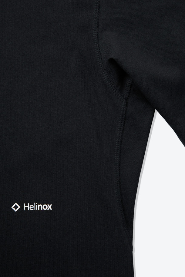 빅로고 긴팔 티셔츠는 베이직한 스타일의 블랙 컬러 긴팔 티셔츠입니다. 면과 폴리에스터 혼방 소재로 제작되어 흡습 및 속건 기능이 뛰어나 일상생활과 가을, 봄철 아웃도어 활동에 적합합니다. 라운드넥 디자인에 넥라인 요크테이프 보강, 시보리 소매 처리, 등판 빅 로고 디자인으로 포인트를 더했습니다. 캐주얼, 미니멀, 클래식 스타일을 즐겨 입는 분들께 산책룩, 가을 나들이룩으로 추천합니다. 베이직 핏으로 편안하게 착용할 수 있습니다.
