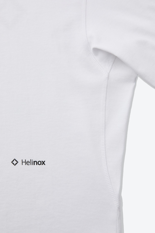 베이직한 스타일의 빅 로고 긴팔 티셔츠입니다. 면과 폴리에스테르 혼방 소재로 제작되어 흡습 및 속건 기능이 뛰어나 쾌적한 착용감을 제공합니다. 라운드넥 디자인에 넥라인 요크테이프 보강 및 시보리 소매 처리가 되어 있으며, 등판에 로고가 포인트로 디자인되었습니다. 봄, 가을 시즌에 일상, 아웃도어 활동은 물론 출근룩으로도 활용하기 좋은 캐주얼, 미니멀, 클래식 스타일의 아이템입니다.
