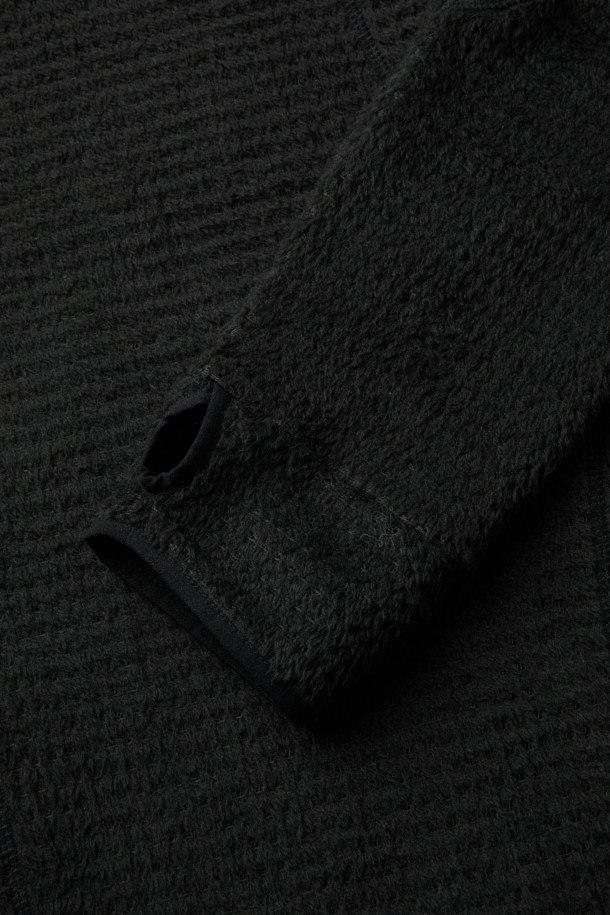 폴라텍 알파 다이렉트 후디는 아웃도어 및 등산 활동에 적합한 남녀 공용 상의입니다. 블랙 컬러의 무지 디자인으로 스포티하고 테크니컬한 스타일을 연출하며, 가을, 겨울 시즌에 착용하기 좋습니다. 폴라텍 알파 다이렉트 소재를 사용하여 보온, 투습, 경량, 통기성을 갖췄으며, 레귤러핏과 일체형 후드로 편안한 착용감을 제공합니다. Hand Loop 디테일, 이클립스 절개, 가이룹빠 봉제 등의 특징으로 기능성을 높였으며, 등산룩, 캠핑룩, 고프코어 및 미니멀 스타일 연출에 활용하기 좋습니다. 긴소매와 두꺼운 두께감으로 추운 날씨에도 따뜻하게 몸을 보호해 줍니다.
