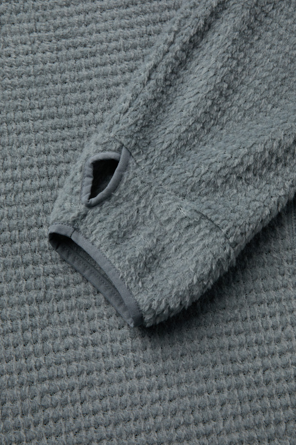 폴라텍 알파 다이렉트 후디는 아웃도어 활동과 등산에 적합한 남녀 공용 상의입니다. 두꺼운 두께감으로 겨울과 가을철 따뜻함을 제공하며, 부드러운 촉감의 폴라텍 알파 다이렉트 소재를 사용하여 편안한 착용감을 선사합니다. 통기성과 보온 기능이 뛰어나 활동적인 움직임에도 쾌적함을 유지하며, 레귤러핏과 일체형 후드 디자인으로 스포티하고 테크니컬한 스타일을 연출합니다. Hand Loop 디테일, 이클립스 절개 디자인, 가이룹빠 봉제 등의 특징으로 기능성과 디자인을 모두 갖춘 제품입니다.
