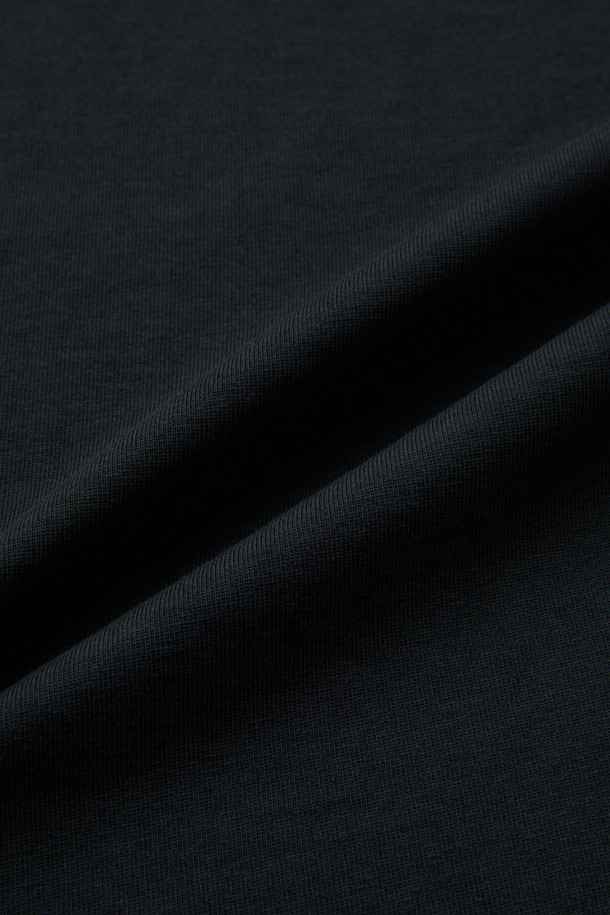 블랙 색상의 빅로고 반팔 티셔츠입니다. 면과 폴리에스테르 혼방 소재로 제작되어 부드러운 촉감과 흡습, 속건 기능을 제공합니다. 라운드넥에 베이직 핏, 레귤러 기장으로 편안하게 착용 가능하며, 봄, 여름 시즌에 적합합니다. 등판에 빅 로고 프린팅이 돋보이며, 요크테이프 넥라인 보강으로 튼튼하게 제작되었습니다. 형태 유지력이 뛰어나 미니멀하고 캐주얼한 스타일을 연출하기 좋습니다.
