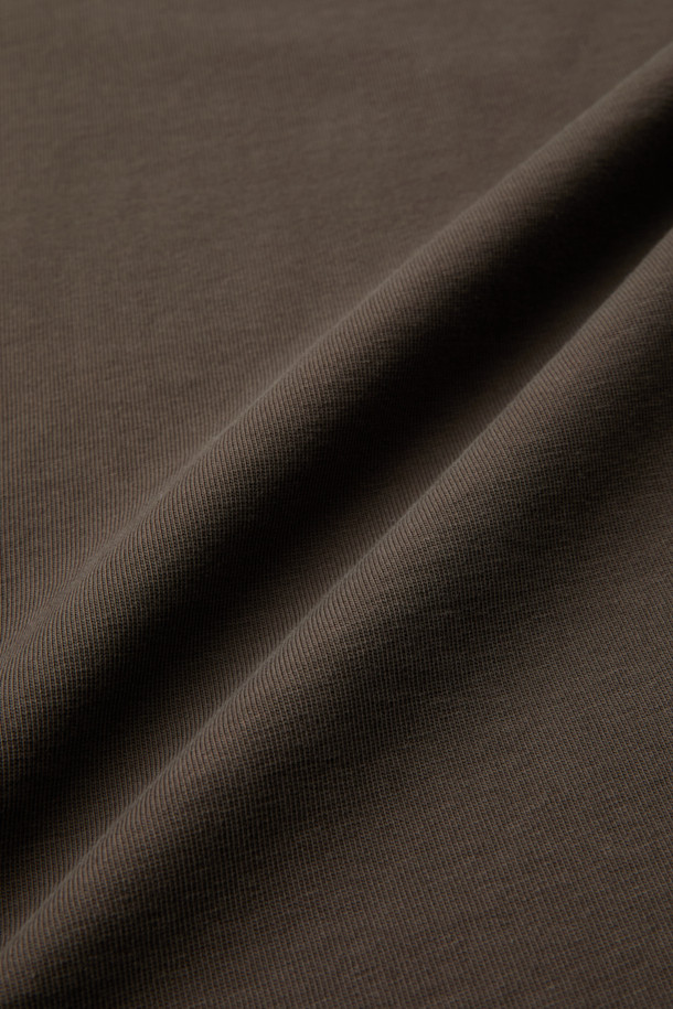 부드러운 면과 폴리에스테르 혼방 소재로 제작된 빅 로고 반팔 티셔츠입니다. 베이직하고 미니멀한 스타일로, 일상생활과 가벼운 아웃도어 활동에 적합합니다. 라운드넥 디자인에 얇은 두께감으로 편안한 착용감을 선사하며, 흡습 및 속건 기능으로 쾌적함을 유지합니다. 넥라인 요크테이프 보강으로 늘어짐을 방지하며, 등판 빅 로고 프린팅으로 포인트를 더했습니다. 여행룩, 산책룩 등 다양한 TPO에 캐주얼하고 클래식하게 연출할 수 있습니다.
