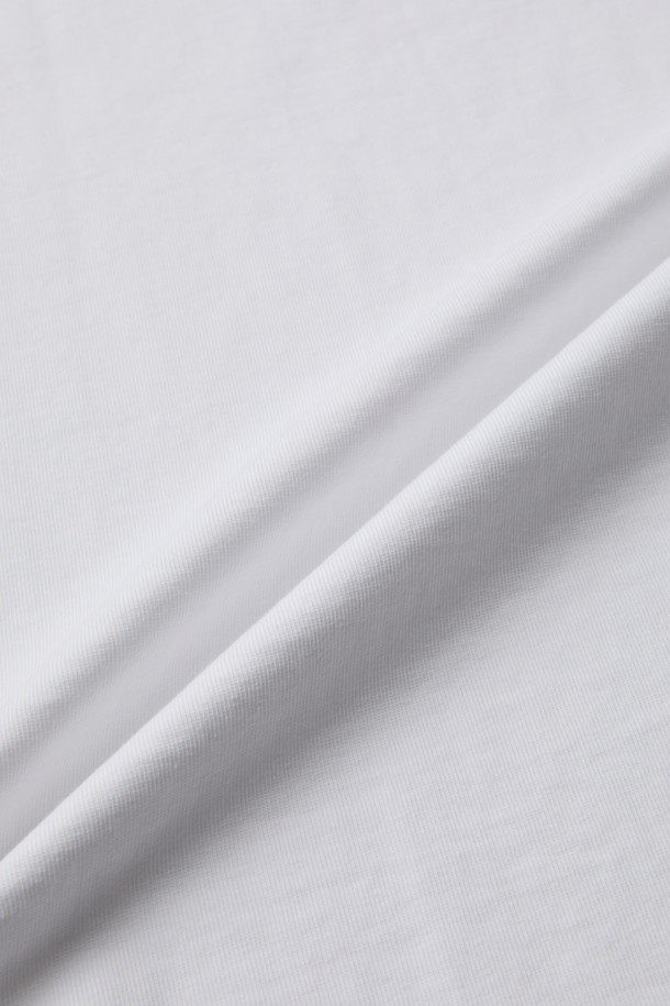 베이직한 디자인의 빅 로고 반팔 티셔츠입니다. 면과 폴리에스터 혼방 소재로 제작되어 부드러운 촉감과 흡습, 속건 기능을 제공하며 봄, 여름 시즌에 적합합니다. 라운드넥에 레귤러 기장으로 제작되었으며, 넥 라인 요크 테이프 보강으로 늘어짐을 방지하고 형태 유지력을 높였습니다. 등판에는 브랜드 로고 프린팅으로 포인트를 더했으며, 미니멀, 캐주얼, 클래식 스타일을 즐겨 입는 분들께 추천합니다. 여행룩, 산책룩 등 다양한 TPO에 활용 가능합니다.
