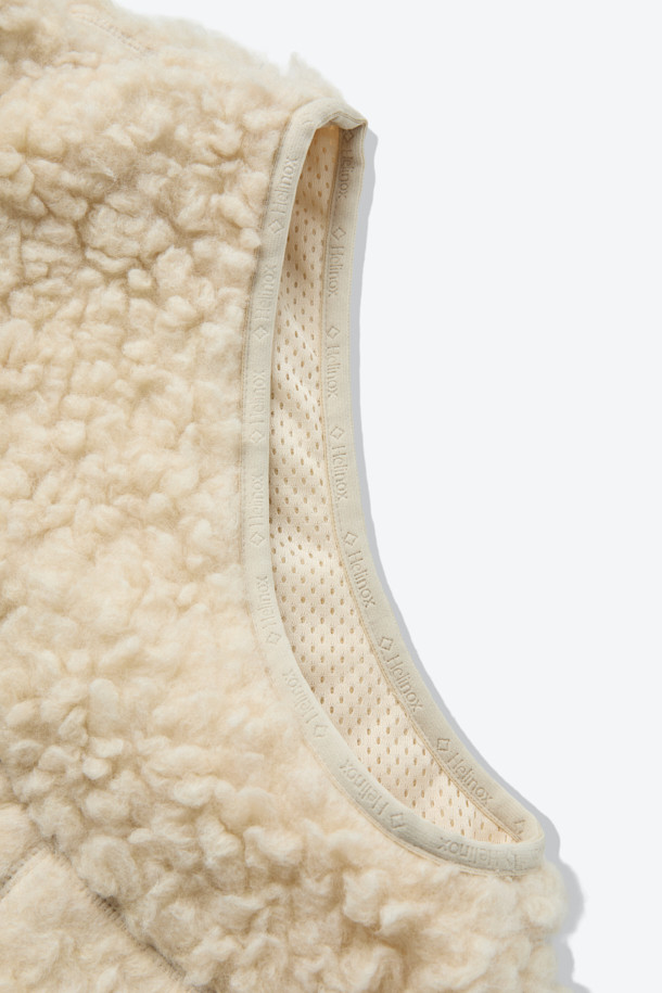 이탈리아 프리미엄 울 플리스 원단으로 제작된 울 플리스 베스트입니다. 아이보리와 베이지 두 가지 색상으로 출시되었으며, 캠핑, 아웃도어 활동은 물론 일상에서도 활용하기 좋습니다. 울 35% 혼방으로 보온성과 습도 조절 기능을 갖춰 가을, 겨울철 따뜻하게 착용할 수 있습니다. 하이넥 디자인과 레귤러핏으로 미니멀하고 캐주얼한 스타일을 연출하며, 이클립스 디테일 포켓과 곡선 절개 라인으로 디자인 포인트를 더했습니다. 집업 방식으로 간편하게 착용 가능하며, 부드러운 촉감과 소취 기능으로 쾌적함을 유지합니다.
