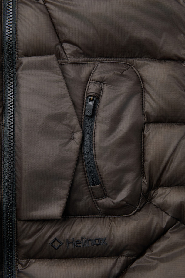 이클립스 팩 다운베스트는 가을, 겨울철 아웃도어 및 일상에서 활용하기 좋은 남녀 공용 다운 베스트입니다. 800 필파워 유러피안 구스 다운 충전재를 사용하여 가볍고 따뜻하며, 뛰어난 보온성과 방풍, 발수 기능을 제공합니다. 미니멀하고 스포티한 디자인에 무지 패턴의 블랙 컬러로, 여행, 캠핑, 등산 등 다양한 TPO에 활용하기 좋습니다. 레귤러핏으로 편안한 착용감을 선사하며, 비대칭형 지퍼와 포터블 백 구조, RDS 인증을 통해 기능성과 디자인을 모두 잡았습니다. 부드러운 나일론 소재로 제작되어 우수한 촉감을 느낄 수 있습니다.
