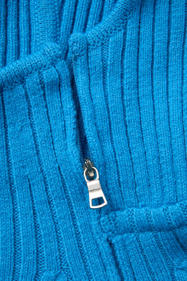 블루 컬러의 울 혼방 후드 니트입니다. 울 37% 함유로 부드러운 촉감과 뛰어난 보온성을 제공하며, 가을, 겨울철에 따뜻하게 착용할 수 있습니다. 레귤러핏으로 제작되었으며, 캐주얼 및 스포티 스타일을 연출하기 좋습니다. 벤틸레이션 넥 지퍼와 사이드 벤틸레이션 지퍼 디테일이 돋보이며, 무지 디자인으로 미니멀한 무드를 더했습니다. 일상 및 아웃도어 활동 모두에 적합한 실용적인 아이템입니다.
