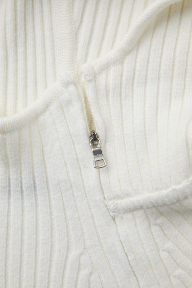 찬 바람에도 끄떡없는 울 혼방 후드 니트입니다. 부드러운 촉감의 울(37%) 혼방 소재로 제작되어 보온성이 뛰어나 겨울철에도 따뜻하게 착용할 수 있습니다. 벤틸레이션 넥 지퍼와 사이드 벤틸레이션 지퍼 디테일로 활동성을 높였으며, 캐주얼, 스포티, 미니멀 스타일을 모두 소화 가능합니다. 일상생활은 물론 캠핑룩으로도 활용하기 좋은 실용적인 아이템입니다. 레귤러핏과 무지 디자인의 화이트 컬러로 어디에나 매치하기 용이합니다.
