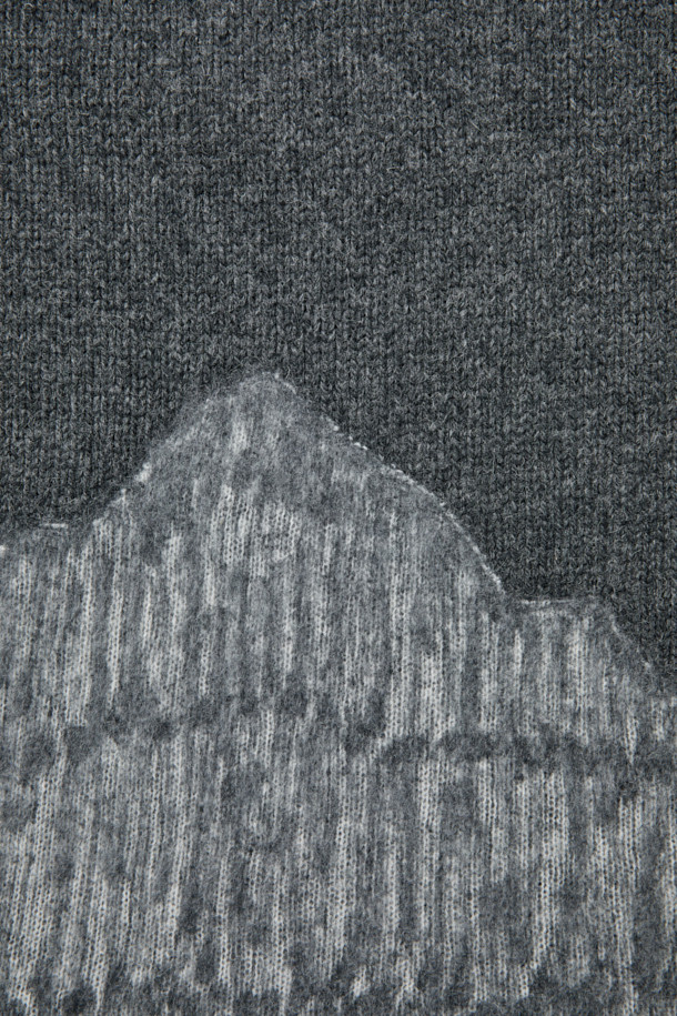 다크 그레이와 라이트 그레이 투톤 컬러 배색이 돋보이는 울 혼방 니트입니다. 울 82%와 나일론 18% 혼방으로 제작되어 부드러운 촉감과 뛰어난 보온성을 자랑하며, 통기성과 소취 기능까지 갖춰 겨울철에도 쾌적하게 착용할 수 있습니다. 라운드넥과 레귤러핏 디자인으로, 일상복은 물론 캠핑룩, 출근룩 등 다양한 TPO에 활용 가능하며, 캐주얼, 클래식, 미니멀 스타일을 모두 소화합니다. 긴 소매 기장의 두꺼운 두께감으로 추운 날씨에도 따뜻하게 몸을 감싸줍니다. 데일리 니트웨어이자 이너와 아우터 모두 활용 가능한 실용적인 아이템입니다.
