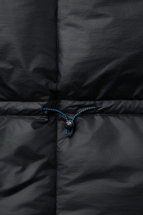 유러피안 구스다운 80:20 충전재와 700 필파워를 자랑하는 블랭킷 구스 다운 머플러입니다. 뛰어난 보온성을 제공하며, 겨울철 일상, 아웃도어, 캠핑 활동에 적합합니다. 가볍고 압축 가능한 패커블 기능으로 휴대성을 높였으며, 스냅 버튼으로 간편하게 여밀 수 있습니다. RDS 인증을 받은 안심하고 사용할 수 있는 제품으로, 블랭킷과 숄 형태로 변형 가능하여 다양한 스타일을 연출할 수 있습니다. 블랙 색상의 무지 디자인으로 미니멀, 클래식, 고프코어 스타일을 즐기는 분들께 추천합니다.
