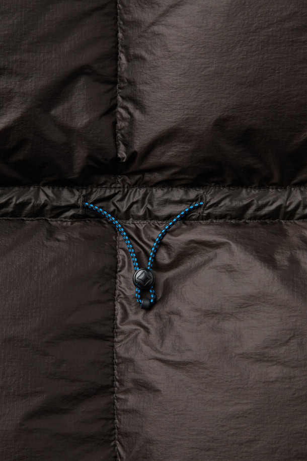 블랭킷 구스 다운 머플러는 겨울철 따뜻함과 스타일을 책임지는 필수 아이템입니다. 유러피안 구스다운 80:20 충전재와 700 필파워로 뛰어난 보온성을 제공하며, RDS 인증을 받아 윤리적인 소비를 지향합니다. 가볍고 압축 가능한 디자인으로 휴대가 간편하며, 손바닥 크기로도 압축되어 아웃도어 활동이나 캠핑 시에도 유용합니다. 블랙 컬러의 무지 디자인에 스냅 여밈 방식으로 깔끔함을 더했으며, 블랭킷 또는 숄 형태로 변형하여 다양한 스타일을 연출할 수 있습니다. 리사이클 나일론 원단을 사용하여 환경까지 생각한, 미니멀, 캐주얼, 고프코어 스타일을 즐기는 당신에게 완벽한 머플러입니다.
