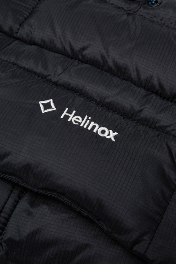 유러피안 8020 구스다운 충전재와 10데니어 발수 나일론 소재를 사용하여 보온성과 경량성을 동시에 잡은 구스다운 넥 워머입니다. 700 필파워 구스다운과 RDS 인증을 통해 품질을 보장하며, 넥 스트링 구조와 2WAY 지퍼로 편리함을 더했습니다. 캠핑룩, 여행룩, 미니멀, 클래식, 고프코어 스타일을 즐기는 분들께 겨울철 필수 아이템입니다. 무지 디자인에 블랙 컬러로 어떤 의상에도 잘 어울리며, 두꺼운 두께감으로 뛰어난 보온성을 제공합니다.
