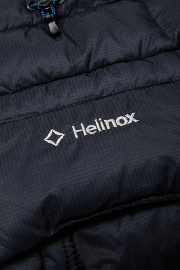 겨울철 추위로부터 당신을 지켜줄 구스다운 넥 워머입니다. 블랙 색상의 무지 디자인으로, 캠핑, 아웃도어 활동은 물론 일상에서도 폭넓게 활용할 수 있습니다. 유러피안 구스다운 80/20, 700 필파워, RDS 인증으로 뛰어난 보온성을 제공하며, 가볍고 방수 기능까지 갖춰 쾌적함을 유지해줍니다. 넥스트링 조절이 가능하며, 2WAY 지퍼를 사용하여 편리하게 착용할 수 있습니다. 미니멀, 클래식, 캐주얼한 캠핑룩에 완벽하게 어울립니다.
