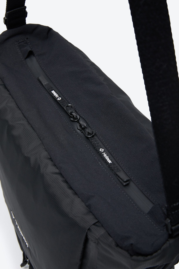 세련된 남성 듀얼 크로스백입니다. 블랙 컬러의 방수 나일론 소재로 제작되어 튼튼하고 실용적입니다. 반원 형태의 미디엄 사이즈 가방으로, 리버서블 구조와 양면 수납공간을 갖춰 실용성을 높였습니다. 이클립스 심볼 패턴과 조절 가능한 스트랩 디자인이 특징이며, 크로스백과 토트백으로 변형이 가능하여 출근룩, 여행룩, 비즈니스 캐주얼 등 다양한 TPO에 활용할 수 있습니다. 미니멀, 캐주얼, 시크한 스타일을 즐기는 남성에게 적합합니다.
