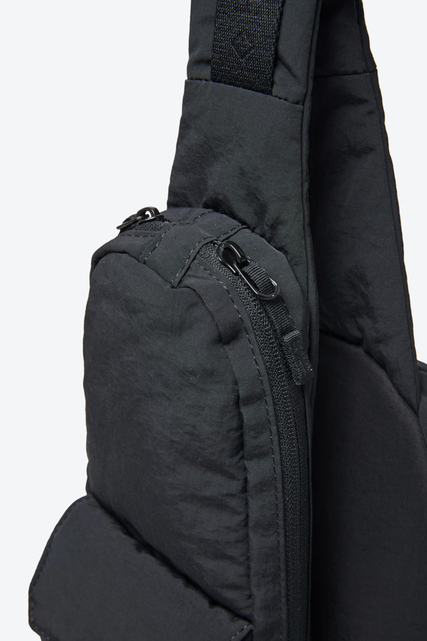 헬리녹스 듀얼 슬링백은 미니멀하고 테크니컬한 스타일을 추구하는 남성 고객을 위한 가방입니다. 블랙 컬러의 나일론 소재로 제작되었으며, 미디엄 사이즈의 원형 디자인에 로고 패턴과 버클 디테일이 특징입니다. 모듈형 구조와 전후면 분리 수납, 좌우 양방향 시스템을 통해 실용성을 높였으며, 버클형 및 지퍼형 잠금 방식으로 소지품의 안전을 더했습니다. 일상 및 아웃도어 활동 모두에 적합하며, 양방향 착용 및 허리 고정 벨트가 있어 편리하게 사용할 수 있습니다.
