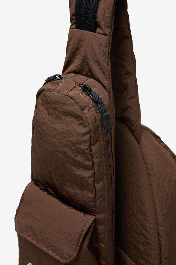 헬리녹스 듀얼 슬링백은 미니멀하고 테크니컬한 스타일을 추구하는 남성을 위한 브라운 컬러의 슬링백입니다. 나일론 소재로 제작되어 미디엄 사이즈로, 로고 패턴과 버클 디자인 장식이 특징입니다. 전후면 분리 수납, 좌우 양방향 시스템, 허리 고정 벨트, 그리고 모듈형 디자인을 통해 기능성을 극대화했습니다. 지퍼형 및 버클형 잠금 방식으로 내용물을 안전하게 보호하며, 일상 및 아웃도어 활동, 특히 여행룩에 적합합니다. 양방향 착용이 가능하며, 전면과 후면에 독립적인 수납공간을 제공하여 실용성을 더했습니다.
