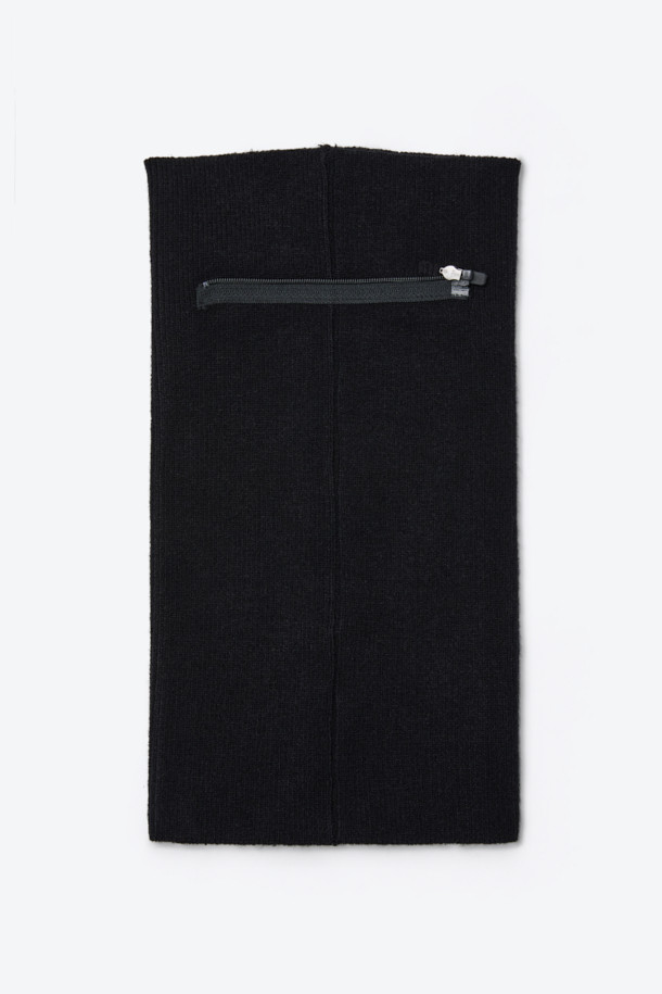 블랙 컬러의 디테처블 바라클라바 비니입니다. 아웃도어 및 방한 용도로 제작되었으며, 겨울철 따뜻함을 선사합니다. 아크릴, 폴리에스터, 울 혼방 소재로 부드러운 촉감을 자랑하며, 두꺼운 두께감으로 보온성을 높였습니다. 3-WAY 연출이 가능하여 바라클라바, 비니, 넥워머로 변형하여 활용할 수 있으며, 넥 후면 지퍼 분리 구조로 편리함을 더했습니다. 등산룩, 캠핑룩, 캐주얼, 고프코어, 미니멀 스타일 모두에 잘 어울립니다.
