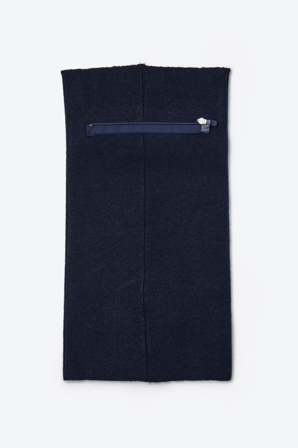 네이비 컬러의 디테처블 바라클라바 비니는 겨울철 아웃도어 활동과 방한을 위한 필수템입니다. 아크릴, 폴리에스터, 울 소재 혼방으로 제작되어 부드러운 촉감과 뛰어난 보온성을 제공합니다. 지퍼 분리형 구조로 바라클라바, 비니, 넥워머 3-WAY 연출이 가능하여 다양한 스타일을 연출할 수 있습니다. 두꺼운 두께감으로 추운 날씨에도 따뜻하게 착용할 수 있으며, 캐주얼, 고프코어, 미니멀 룩에 모두 잘 어울립니다. 겨울 데일리룩, 등산룩, 캠핑룩과 함께 스타일리시하게 연출해보세요.
