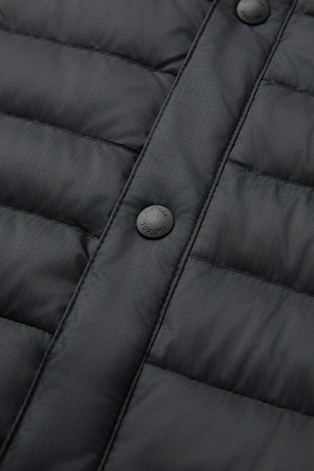 가을, 겨울 시즌 활용도가 높은 디테처블 미드레이어 경량 다운 재킷입니다. 블랙 색상의 무지 디자인으로 미니멀하고 스포티한 스타일을 연출하며, 일상 및 아웃도어 활동에 적합합니다. 가볍고 부드러운 나일론 소재와 얇은 두께감으로 편안한 착용감을 선사합니다. 소매 탈부착이 가능하며, 800 필파워 구스다운, 발수 가공, RDS 인증, 포터블백 수납 기능으로 휴대성과 보온성을 높였습니다. 여행룩, 출근룩 등 다양한 TPO에 미니멀, 스포티, 클래식 스타일로 매치하여 활용해보세요.
