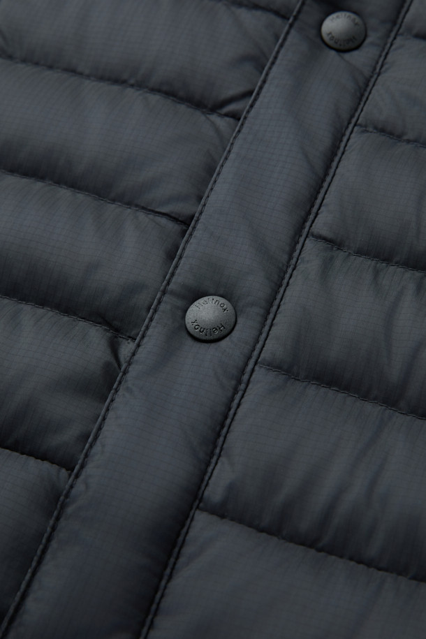 가볍고 따뜻한 탈부착 미드레이어 경량 다운 재킷입니다. 800 필파워 구스다운 충전재와 발수가공 처리를 하여 가을, 겨울철에도 쾌적하게 착용 가능합니다. RDS 인증을 받은 윤리적인 다운을 사용했으며, 포터블 백에 넣어 간편하게 휴대할 수 있습니다. 미니멀하고 스포티한 디자인으로 일상, 아웃도어, 여행 등 다양한 TPO에 활용 가능합니다. 블랙 컬러의 무지 스타일로 어떤 스타일에도 쉽게 매치할 수 있는 활용도 높은 아이템입니다.
