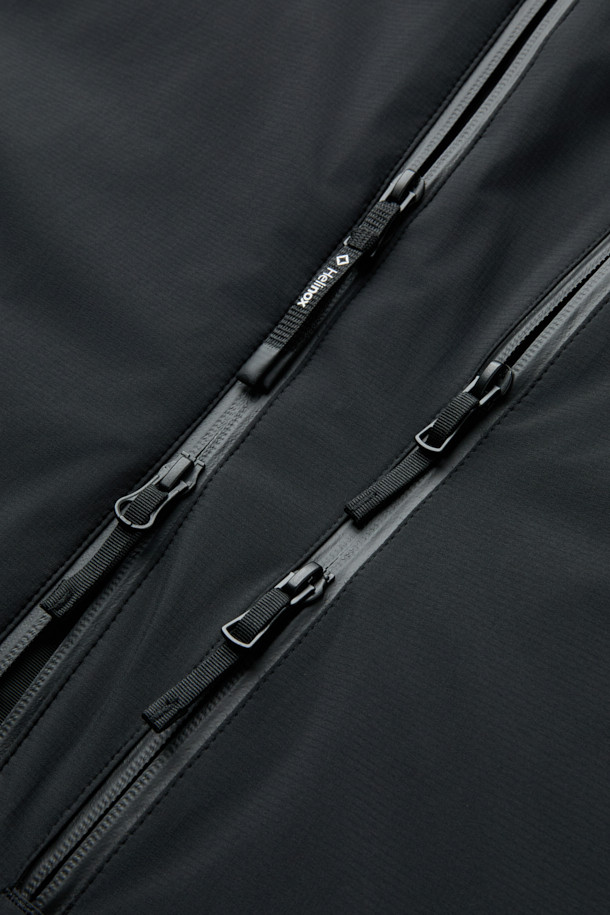 논퀼팅 헤비 다운자켓은 겨울철 일상 및 아웃도어 활동에 적합한 남녀 공용 다운자켓입니다. 미니멀한 스타일의 무지 디자인으로, 800 필파워 구스다운과 20데니어 2레이어 나일론 원단을 사용하여 두꺼운 두께감으로 뛰어난 보온성을 제공합니다. 논퀼팅 디자인과 발수, 방풍 기능을 갖춰 추운 날씨에도 쾌적하게 착용 가능하며, RDS 인증을 받아 윤리적인 소비를 지향합니다. 레귤러핏으로 편안한 착용감을 선사하며, 겨울 데일리룩, 여행룩에 미니멀, 클래식, 캐주얼 스타일을 더해줍니다.
