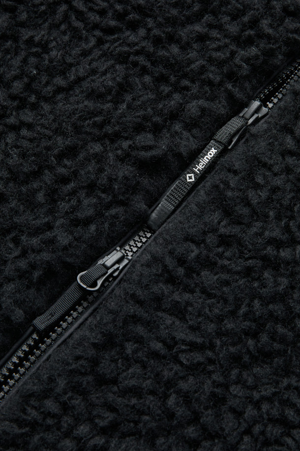 미니멀한 디자인과 뛰어난 보온성을 자랑하는 울 플리스 재킷입니다. 부드러운 촉감의 울 플리스 소재로 제작되어 가을, 겨울철 일상 및 아웃도어 활동에 적합합니다. 하이넥 디자인과 2WAY 지퍼 여밈으로 실용성을 더했으며, 이클립스 로고 모티브와 우븐 하단 디테일이 세련된 포인트를 더합니다. 레귤러핏으로 제작되어 편안한 착용감을 선사하며, 셋업 스타일링도 가능하여 출근룩과 캠핑룩 등 다양한 TPO에 활용할 수 있습니다. 땀 냄새 억제, 습도 조절 기능으로 쾌적한 착용감을 유지합니다.
