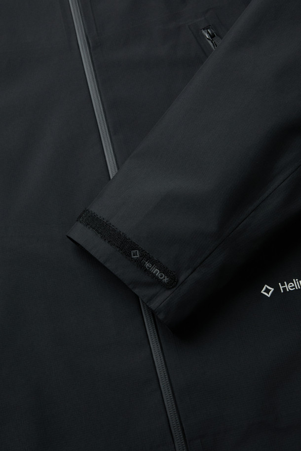 3L 하드쉘 재킷은 아웃도어 활동, 하이킹, 등산에 적합한 남녀 공용 방수/방풍 재킷입니다. 미니멀하고 스포티한 스타일의 블랙 색상 무지 디자인으로, 겨울철 두꺼운 두께감으로 보온성을 높였습니다. 3레이어 구조, 내수압 20,000mm, 투습 기능, 에어쉴드 후드, 사이드 벤틸레이션을 갖춰 쾌적한 착용감을 제공합니다. YKK 방수 지퍼와 이중 포켓으로 실용성을 더했으며, 레귤러 핏과 긴 소매 기장으로 활동성을 높였습니다. 등산룩, 캠핑룩 등 다양한 TPO에 활용 가능합니다.
