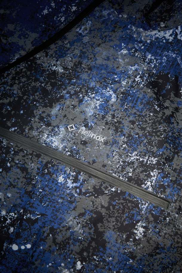 리플렉티브 2.5L 듀얼판초는 하이킹, 캠핑, 트레킹, 백패킹 등 다양한 아웃도어 활동에 적합한 판초입니다. 블루, 네이비 두 가지 색상으로 제공되며, 봄, 여름, 가을 계절에 착용하기 좋습니다. 얇고 가벼운 2.5L 멤브레인 소재에, 방수, 투습, 발수 기능을 갖춰 쾌적한 착용감을 제공합니다. 롱 기장에 오버핏 또는 루즈핏으로 편안하게 착용 가능하며, 지퍼형과 스냅 여밈 방식으로 편리합니다. 반사 기능을 갖춘 리플렉티브 디자인으로 야간 활동 시 안전성을 높였으며, 타프 형태로 변형하여 활용할 수도 있습니다.
