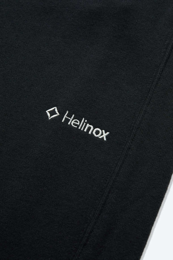 **스웨트 커브드 팬츠**는 미니멀하고 스포티한 스타일을 연출하는 데 적합한 남녀 공용 스웨트 팬츠입니다. 블랙 컬러의 무지 디자인으로 어떤 상의에도 쉽게 매치할 수 있으며, 두꺼운 면 소재로 제작되어 부드러운 촉감을 선사합니다. 허리 및 밑단 스트링, 절개 디테일, 이클립스 형상화 디자인이 돋보이며, 커브드 핏과 조거핏으로 편안하면서도 세련된 핏을 제공합니다. 집콕룩, 산책룩, 여행룩 등 다양한 TPO에 활용 가능하며, 봄, 가을 시즌에 활용하기 좋습니다.
