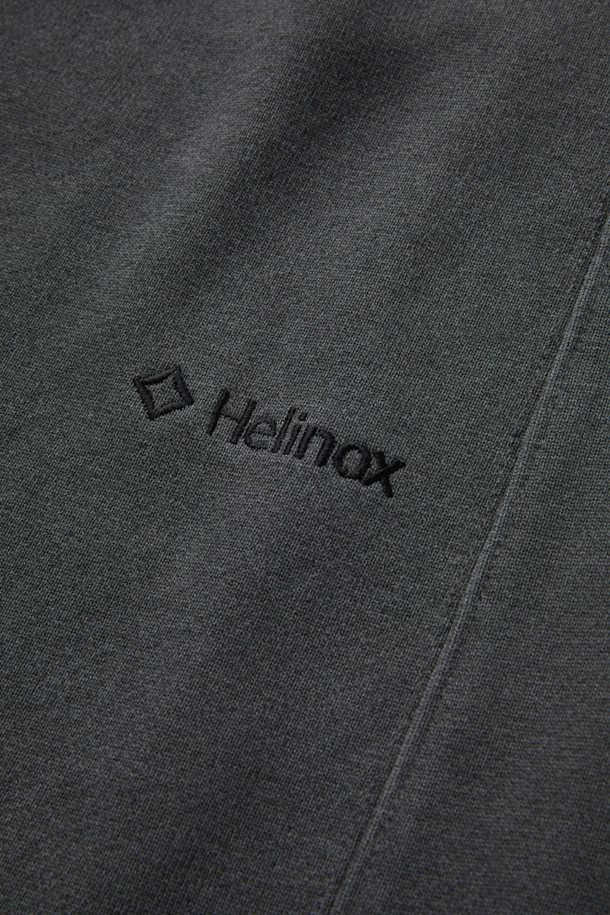 부드러운 면 소재의 스웨트 커브드 팬츠입니다. 루즈핏 반바지로, 봄, 가을에 편안하게 착용하기 좋습니다. 허리 및 밑단 스트링으로 핏 조절이 용이하며, 시그니처 절개 라인과 이클립스 형상화 디자인이 돋보입니다. 미니멀, 캐주얼, 클래식 스타일을 모두 소화할 수 있으며, 집콕룩, 산책룩, 여행룩 등 다양한 TPO에 활용 가능합니다. 두꺼운 두께감으로 포근함을 더했습니다.
