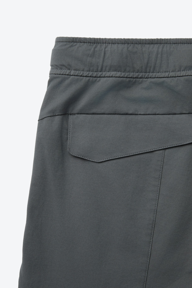 입체 하이커 팬츠는 하이킹, 캠핑, 일상에서의 활동성을 높여주는 바지입니다. 부드러운 면과 스판덱스 혼방 소재로 제작되어 편안한 착용감을 제공하며, 레귤러 핏으로 안정적인 실루엣을 연출합니다. 입체 설계 및 무릎 활동성을 고려한 패턴, 허리 인서트 벨트 시스템과 퀵릴리즈 버클, 사선 구조 카고 포켓 등 아웃도어 활동에 적합한 기능성을 갖추었습니다. 캐주얼, 고프코어, 미니멀 스타일을 모두 소화할 수 있는 그레이 색상의 긴 바지로, 캠핑룩, 등산룩, 여행룩에 활용하기 좋습니다.
