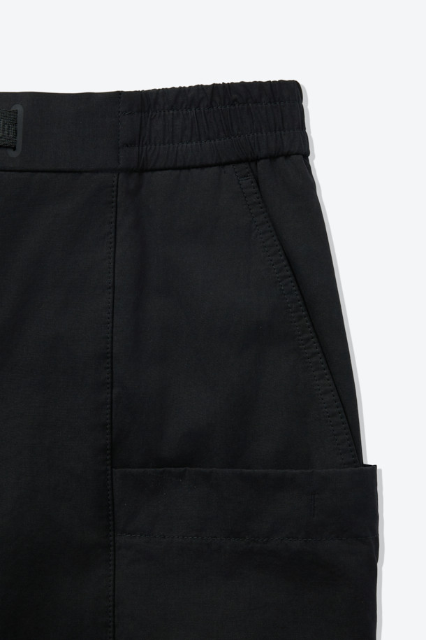 간절기부터 초여름까지 활용하기 좋은 코튼 혼방 루즈 핏 캠프 카고 팬츠입니다. 블랙 컬러에 면, 폴리에스테르, 나일론 혼방 소재로 제작되어 부드러운 촉감을 선사합니다. 넉넉한 루즈 핏으로 편안함을 강조했으며, 디본딩 처리된 소재와 카고 포켓 디테일이 돋보입니다. 퀵 릴리즈 허리 인서트 벨트와 사이즈 조절 기능으로 활동성을 높였으며, 여행룩, 캠핑룩, 등산룩 등 다양한 TPO에 캐주얼, 워크웨어, 고프코어 스타일로 연출하기 좋습니다.
