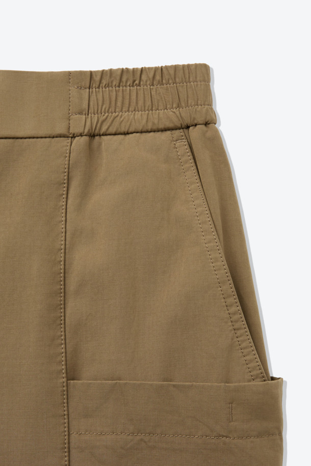 부드러운 촉감이 돋보이는 코튼 혼방 루즈 핏 캠프 카고 팬츠입니다. 간절기에 적합하며, 캐주얼, 미니멀, 워크웨어 스타일을 모두 아우르는 디자인입니다. 브라운 컬러의 무지 디자인으로, 여행룩이나 캠핑룩에 활용하기 좋습니다. 디본딩 소재와 카고 포켓 디테일이 특징이며, 퀵 릴리즈 허리 인서트 벨트와 사이즈 조절 기능으로 편안한 착용감을 선사합니다. 면, 폴리에스터, 나일론 혼방 소재로 제작되어 튼튼하며, 루즈 핏으로 편안하게 활동할 수 있습니다.
