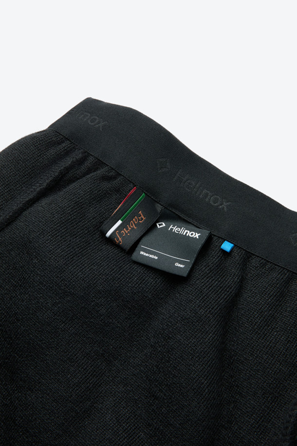 이탈리아 프리미엄 원단과 울 35% 혼방으로 제작되어 부드러운 촉감과 뛰어난 보온성을 자랑하는 울 플리스 팬츠입니다. 일상, 아웃도어 활동은 물론, 출근룩과 캠핑룩에도 잘 어울리는 캐주얼, 미니멀, 클래식 스타일의 제품입니다. 두꺼운 두께감으로 가을, 겨울 시즌에 따뜻하게 착용할 수 있으며, 땀 냄새 억제 및 습도 조절 기능으로 쾌적함을 유지합니다. 이클립스 로고 모티브의 절개 라인이 돋보이는 세미-테크니컬 디자인으로, 밴딩 처리되어 편안한 착용감을 제공합니다. 블랙 컬러의 무지 디자인으로 어떤 상의와도 쉽게 매치하여 다양한 스타일을 연출할 수 있습니다.
