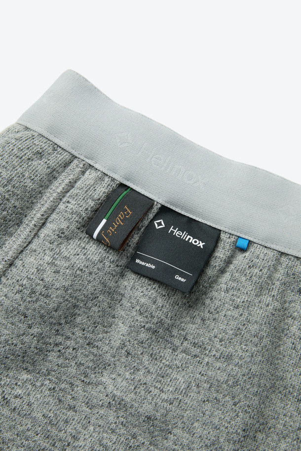 이탈리아 프리미엄 원단으로 제작된 울 플리스 팬츠입니다. 울 35% 함유로 부드러운 촉감과 따뜻함을 선사하며, 가을과 겨울철 일상 및 아웃도어 활동에 적합합니다. 루즈핏 디자인으로 편안한 착용감을 제공하며, 이클립스 형상화 절개 라인으로 스포티하면서도 캐주얼한 스타일을 연출합니다. 땀 냄새 억제 기능과 습도 조절 기능은 쾌적함을 유지해주며, 밴딩 처리로 활동성을 높였습니다. 출근룩부터 캠핑룩까지, 다채로운 스타일을 소화하는 울 플리스 팬츠를 만나보세요.
