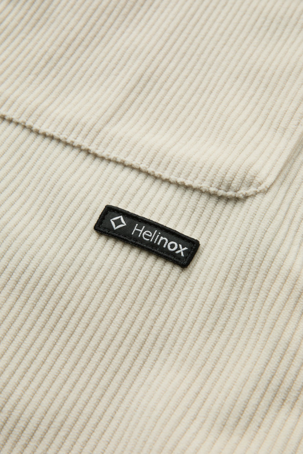 따뜻하고 포근한 겨울을 위한 코듀로이 셔츠입니다. 베이지와 아이보리 두 가지 색상으로 출시되어 어떤 스타일에도 매치하기 용이합니다. 두꺼운 두께감의 코듀로이와 폴리에스테르 혼방 소재로 제작되어 보온성과 통기성을 동시에 갖췄으며, 안감은 OCTA 소재를 사용하여 쾌적한 착용감을 제공합니다. 루즈핏으로 편안한 착용감을 선사하며, 캠핑룩, 클래식, 미니멀, 캐주얼 등 다양한 스타일 연출에 활용할 수 있습니다. 아웃포켓 디테일과 빠른 건조 기능은 실용성을 더합니다.
