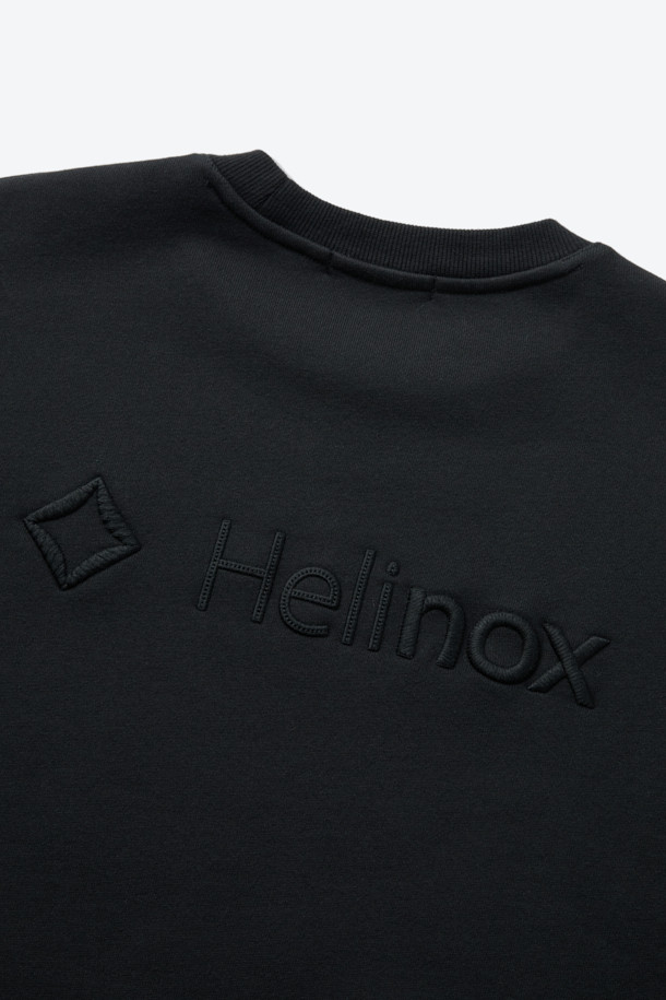 이클립스 로고 디자인이 돋보이는 블랙 컬러의 남녀 공용 스웨트 맨투맨입니다. 두꺼운 면 소재로 제작되어 보온성이 뛰어나 봄, 가을, 겨울 사계절 내내 활용 가능합니다. 레귤러 핏에 긴 소매, 라운드넥 디자인으로 캐주얼, 스포티, 미니멀 스타일을 모두 소화할 수 있습니다. 일상복뿐만 아니라 캠핑룩으로도 적합하며, 절개 디테일이 밋밋함을 덜어줍니다.
