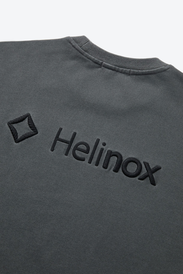 이클립스 로고 스웨트 맨투맨은 캐주얼, 미니멀, 클래식 스타일을 아우르는 공용 의류입니다. 차콜 그레이 색상의 레귤러핏 긴소매 맨투맨으로, 간절기와 겨울철에 적합하며 일상 및 캠핑룩에 활용하기 좋습니다. 면 소재로 제작되어 편안한 착용감을 선사하며, 라운드넥 디자인에 로고 패턴이 돋보입니다. 이클립스 로고 형상화 절개 라인과 소매 부리 디테일, 그리고 견고한 봉제 마감으로 완성도를 높였습니다. 사계절 활용 가능한 적당한 두께감으로 실용성을 더했습니다.
