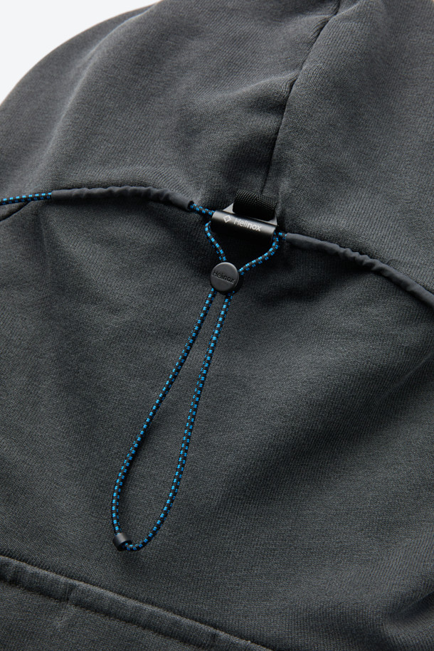 차콜 그레이 컬러의 피그먼트 로고 후디입니다. 부드러운 면 소재로 제작되어 편안한 착용감을 선사하며, 루즈핏 디자인으로 활동성을 높였습니다. 캠핑룩, 캐주얼, 고프코어, 미니멀 스타일 연출에 적합하며, 봄, 가을, 겨울철에 활용하기 좋습니다. 알루미늄 후드 스토퍼와 이클립스 절개 라인 디테일이 돋보이며, 팬츠와 셋업으로 트렌디하게 연출할 수 있습니다. 두꺼운 두께감으로 따뜻함을 더했습니다.
