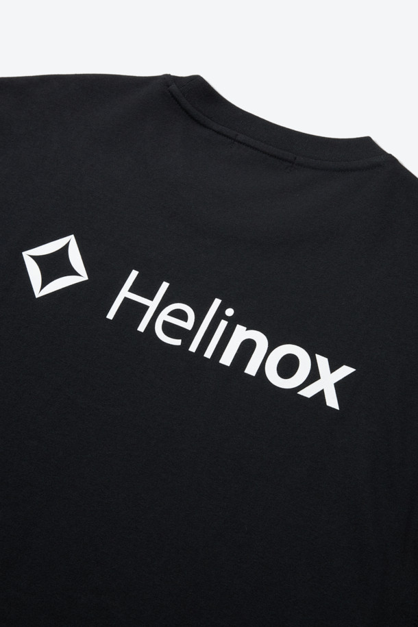 빅로고 긴팔 티셔츠는 베이직한 스타일의 블랙 컬러 긴팔 티셔츠입니다. 면과 폴리에스터 혼방 소재로 제작되어 흡습 및 속건 기능이 뛰어나 일상생활과 가을, 봄철 아웃도어 활동에 적합합니다. 라운드넥 디자인에 넥라인 요크테이프 보강, 시보리 소매 처리, 등판 빅 로고 디자인으로 포인트를 더했습니다. 캐주얼, 미니멀, 클래식 스타일을 즐겨 입는 분들께 산책룩, 가을 나들이룩으로 추천합니다. 베이직 핏으로 편안하게 착용할 수 있습니다.
